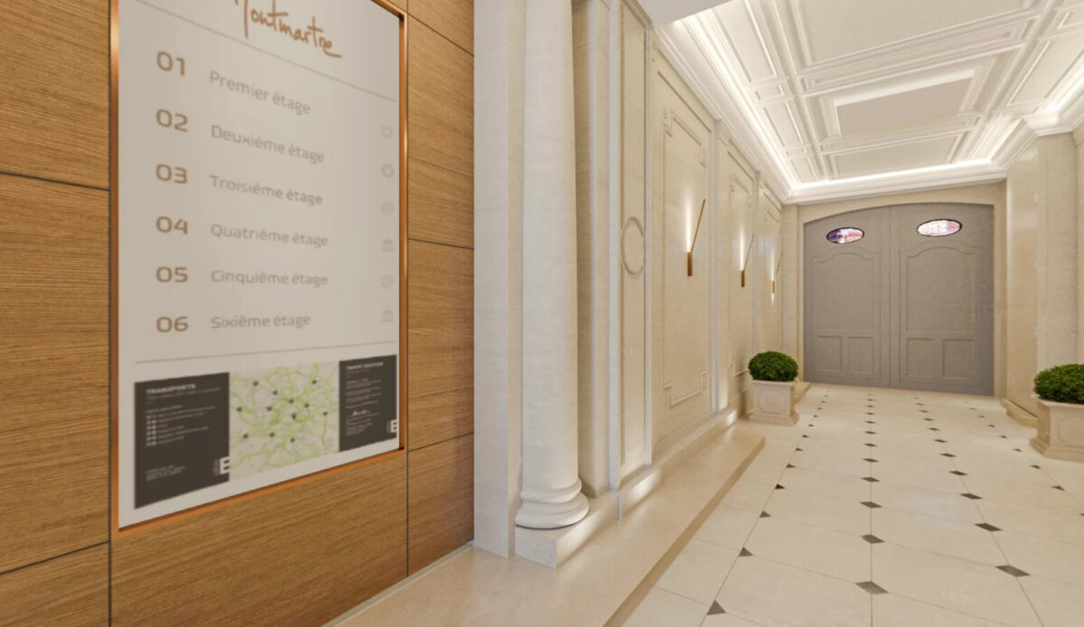 Le hall du 178 rue Montmartre à Paris : signalétique sur panneau bois, colonnes et couloir à plafond à caissons