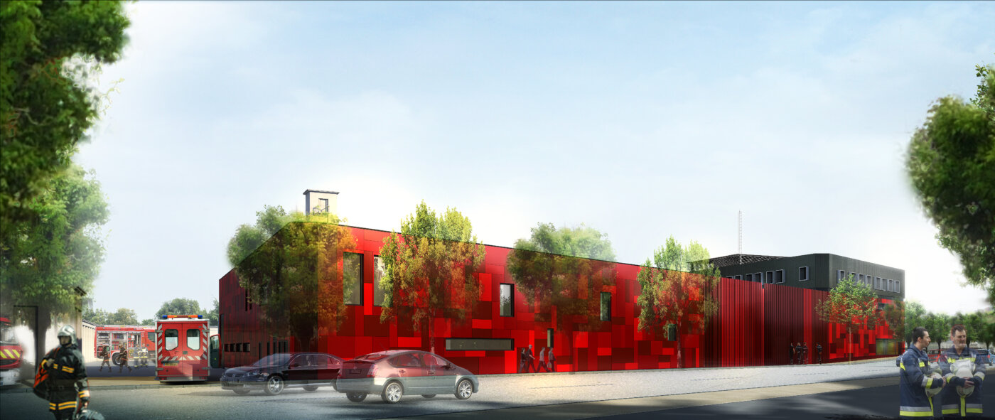 SDIS de Villefranche-sur-Saône vu depuis l’autre extrémité de la rue : le long volume rouge nervuré dans l’alignement, arbres plantés devant, engins de secours à gauche.